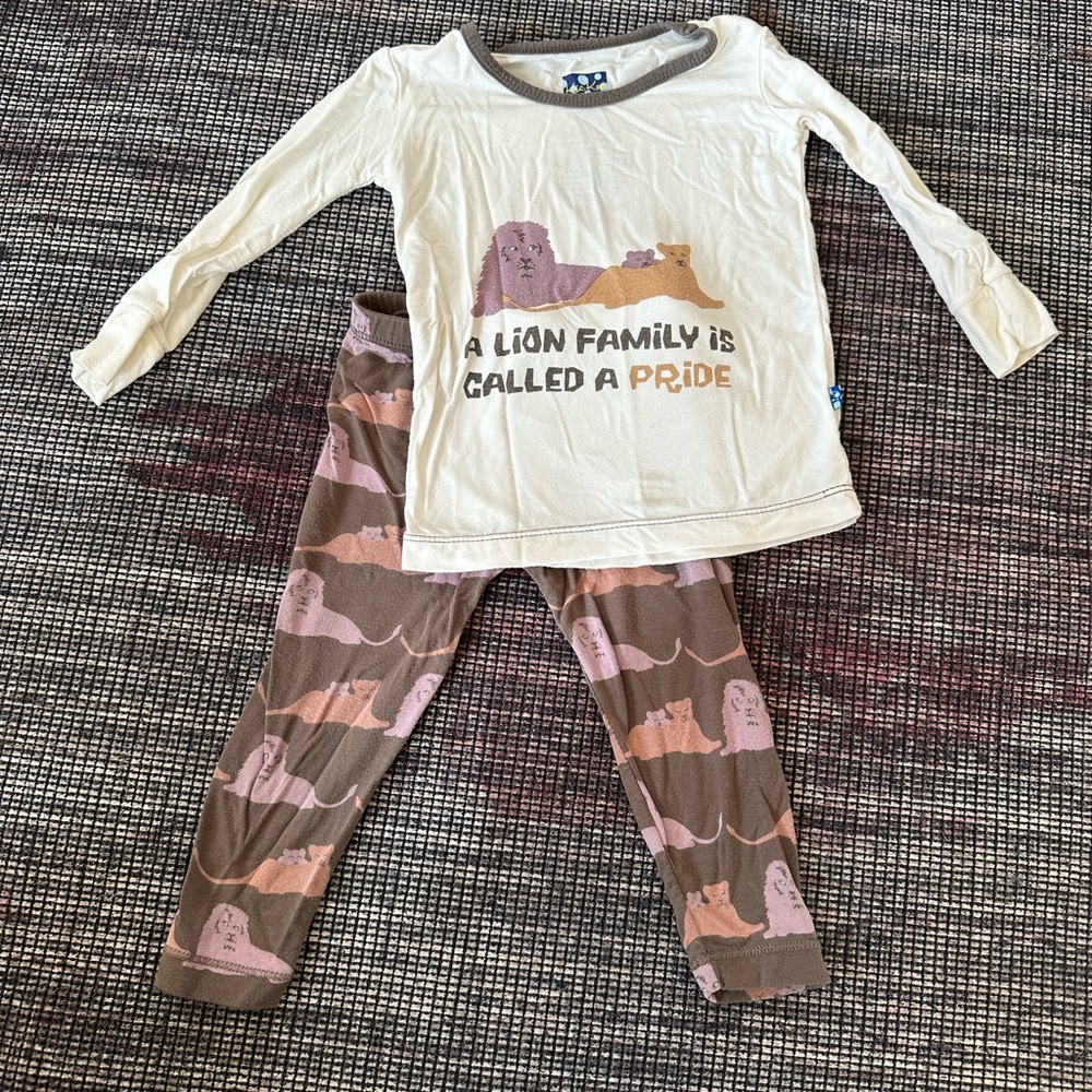 Kickee Pants Lion Family Pajama Set, 12-18 months, GUC